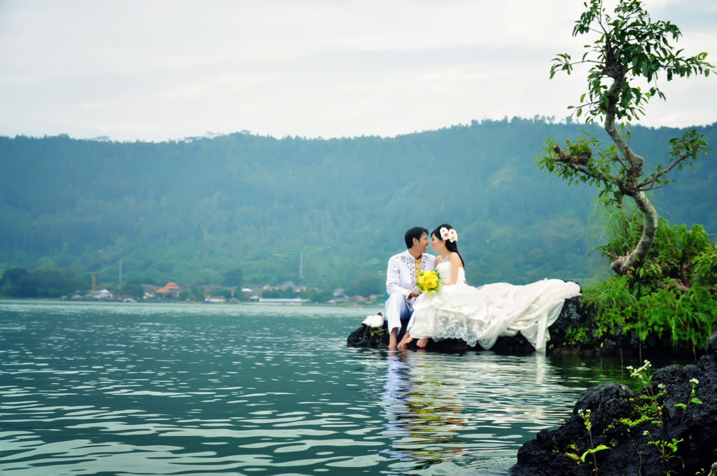 pre wedding photograph in lake batur kintamani - the bali channel