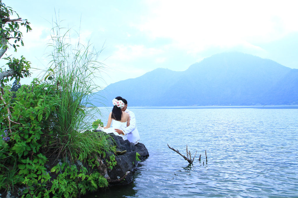 pre wedding photograph in lake batur kintamani - the bali channel